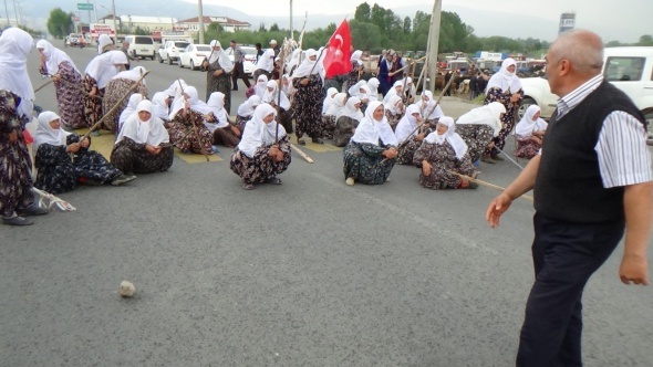 Köylü teyzelerden tırpanlı, oraklı, baltalı müze eylemi