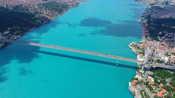 İstanbul Boğazı turkuaza büründü