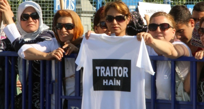 Hero tişörtüne Traitor tişörtü ile karşılık verdiler
