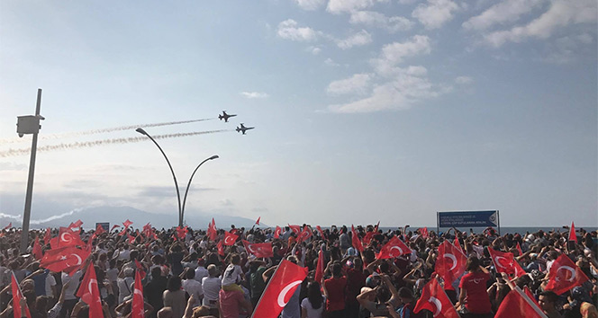 Türk Yıldızları Trabzonda şehit Eren Bülbül için uçtu