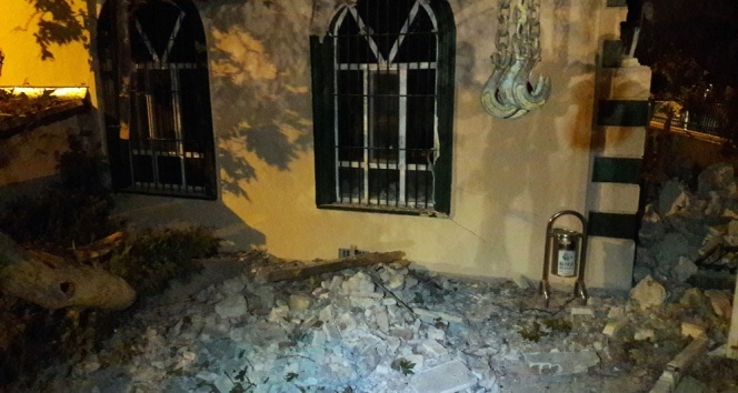 Beykozda asırlık çınar ağacı caminin üzerine devrildi