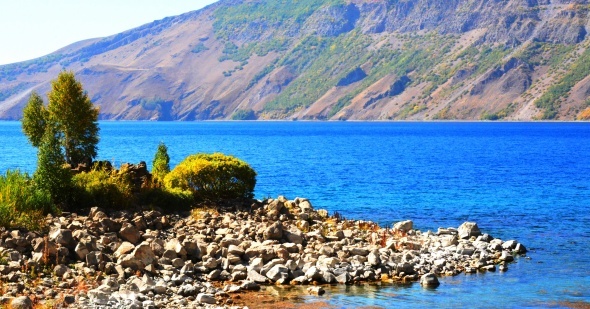 Nemrut Krater Gölü'nde sonbahar güzelliği