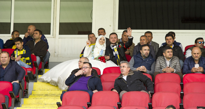 Fanatik Ankaragücü taraftarı damat, düğün öncesi gelini alıp tribünde maç izledi