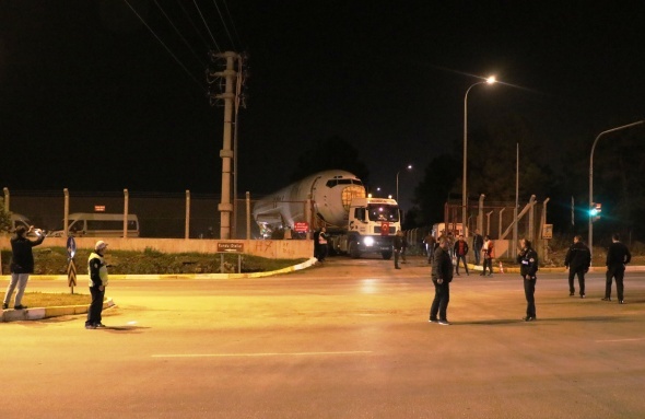 Antalya’da karayolunda dev yolcu uçağını gören şaşırdı