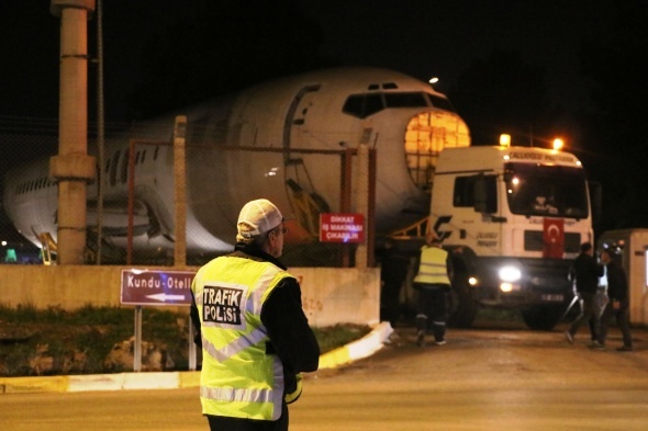 Antalya’da karayolunda dev yolcu uçağını gören şaşırdı