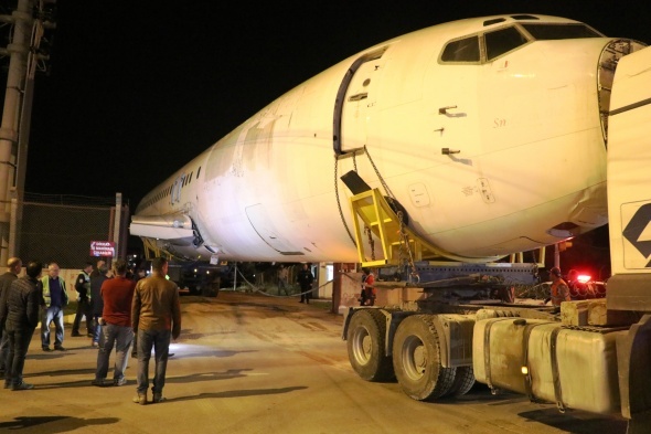 Antalya’da karayolunda dev yolcu uçağını gören şaşırdı