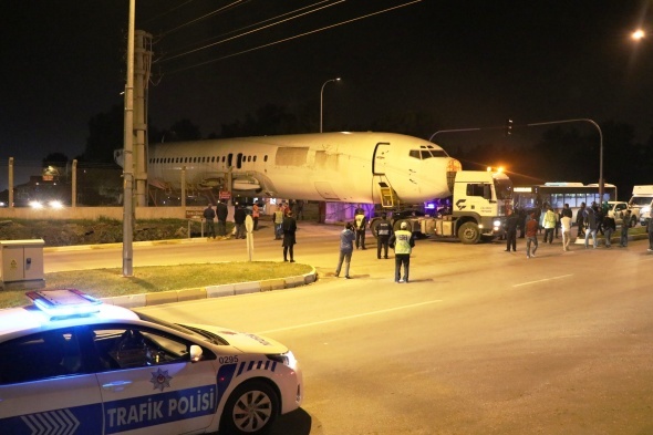 Antalya’da karayolunda dev yolcu uçağını gören şaşırdı