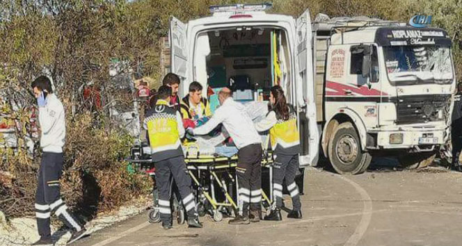 Göçmen minibüsü kamyonla çarpıştı: 10 ölü, 7 yaralı