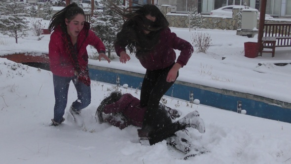 Ardahan’da öğrencilerin kar sevinci