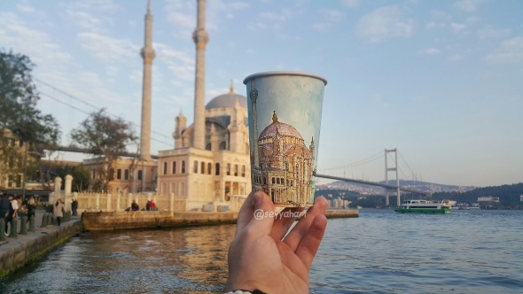 Kahve bardaklarına İstanbul'u çizdi