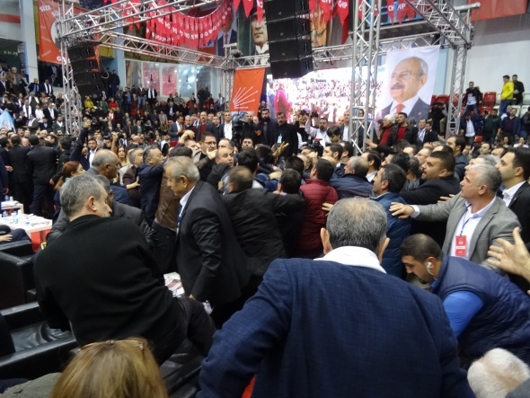 CHP İzmir İl Kongresi'nde kavga