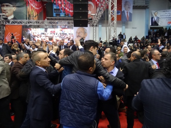 CHP İzmir İl Kongresi'nde kavga