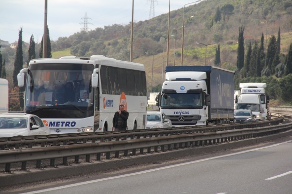 TEM’de 12 araç birbirine girdi, 10 kilometre kuyruk oluştu