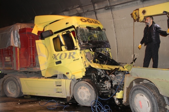 TEM’de 12 araç birbirine girdi, 10 kilometre kuyruk oluştu