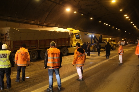 TEM’de 12 araç birbirine girdi, 10 kilometre kuyruk oluştu