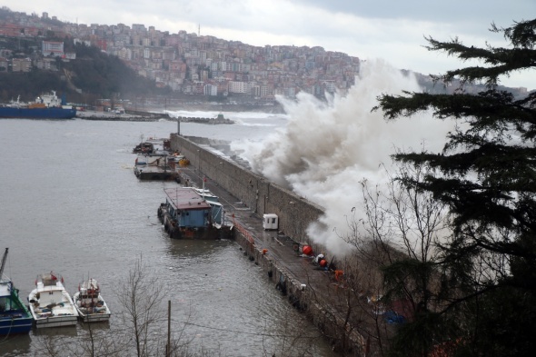 Zonguldak Limanı dev dalgalara teslim oldu