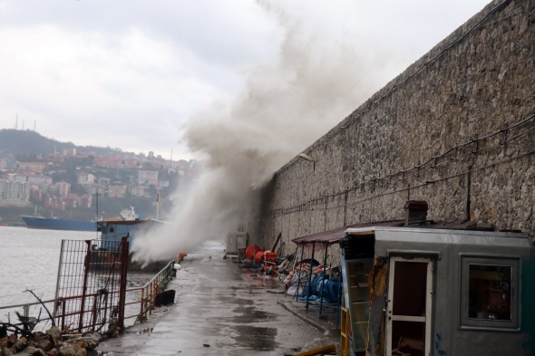 Zonguldak Limanı dev dalgalara teslim oldu