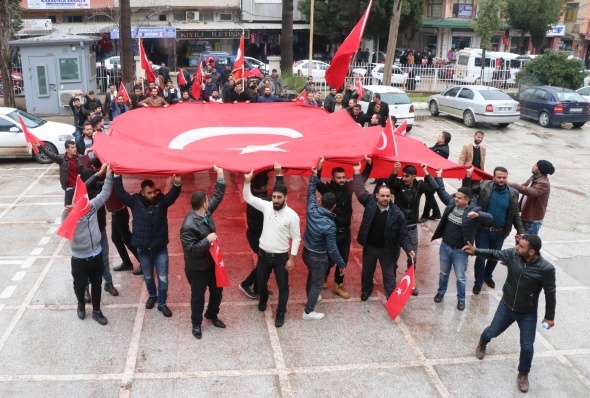 40 araçlık konvoyla gelip askerlik şubesine başvurdular