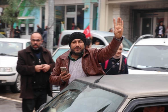40 araçlık konvoyla gelip askerlik şubesine başvurdular