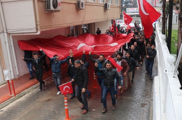 40 araçlık konvoyla gelip askerlik şubesine başvurdular