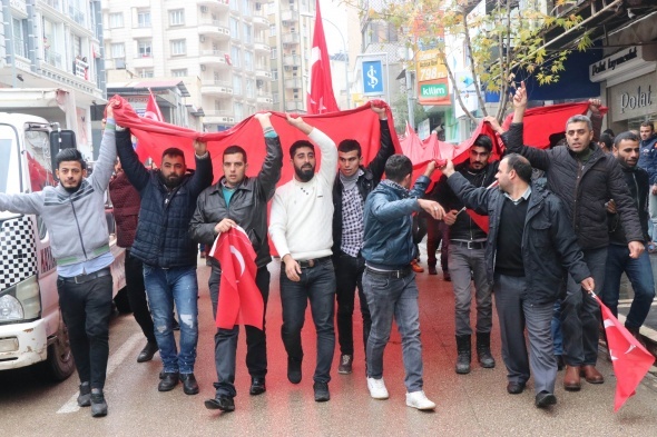 40 araçlık konvoyla gelip askerlik şubesine başvurdular