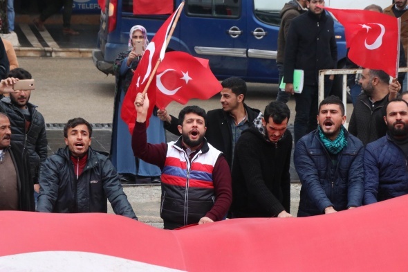 40 araçlık konvoyla gelip askerlik şubesine başvurdular