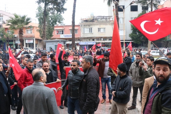 40 araçlık konvoyla gelip askerlik şubesine başvurdular