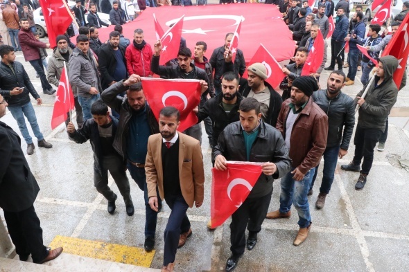 40 araçlık konvoyla gelip askerlik şubesine başvurdular