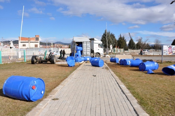 Tren tonlarca kimyasal madde yüklü tıra çarptı