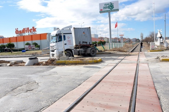 Tren tonlarca kimyasal madde yüklü tıra çarptı
