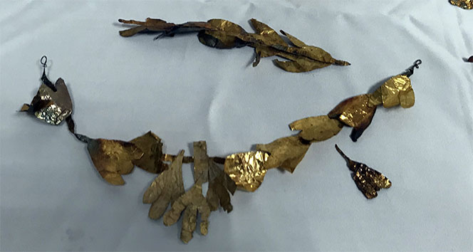 Fatih'te tarihi eser kaçakçılarına yönelik düzenlenen operasyonda ‘alıcı’ kılığında kaçakçılarla pazarlığa giren polis, Helenistik döneme ait 2 bin 200 yıllık tarihi taç ve altın objeler ele geçirdi. ile ilgili görsel sonucu