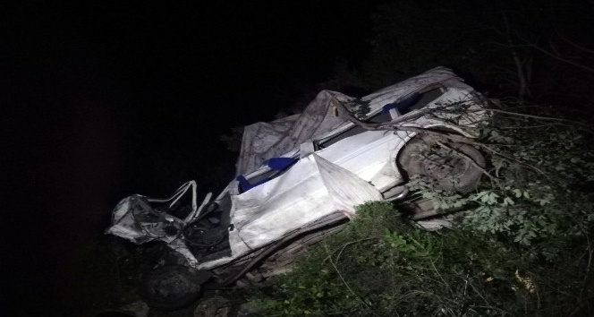 Aydın’ın Köşk ilçesinde tarladan dönen aileyi taşıyan minibüsün uçuruma yuvarlanması sonucu aynı aileden 3 kişi öldü, 3 kişi yaralandı. ile ilgili görsel sonucu