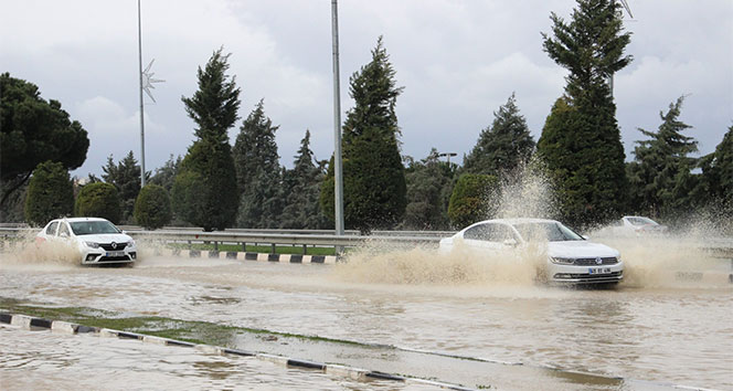 Manisa-İzmir yolu göle döndü