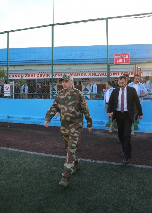 CumhurbaÅkanÄ± ErdoÄan askeri kamuflajla sÄ±nÄ±r karakolunda