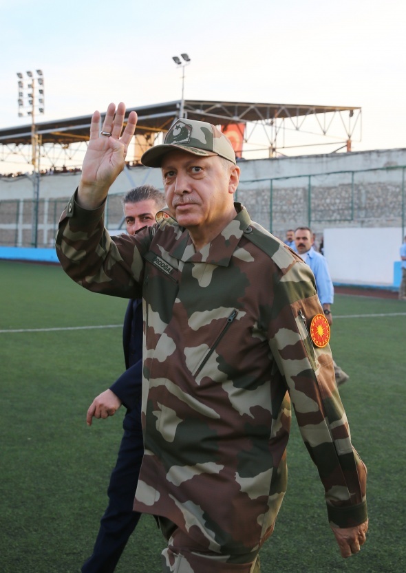 CumhurbaÅkanÄ± ErdoÄan askeri kamuflajla sÄ±nÄ±r karakolunda