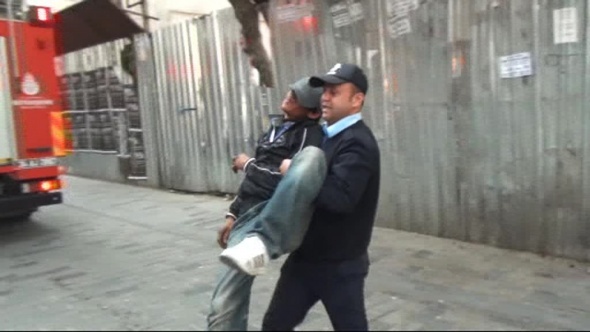 Taksim'de hareketli dakikalar! Polis bÃ¶yle kurtardÄ±