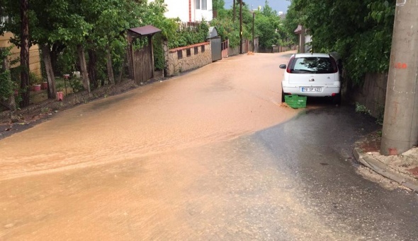 Aniden bastÄ±rdÄ±, Åehir sular altÄ±nda kaldÄ±! ARAÃLARI BÄ°LE ÃNÃNE KATTIâ¦