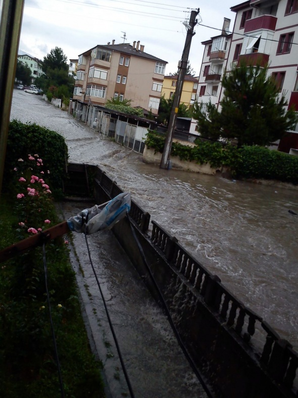 Aniden bastÄ±rdÄ±, Åehir sular altÄ±nda kaldÄ±! ARAÃLARI BÄ°LE ÃNÃNE KATTIâ¦