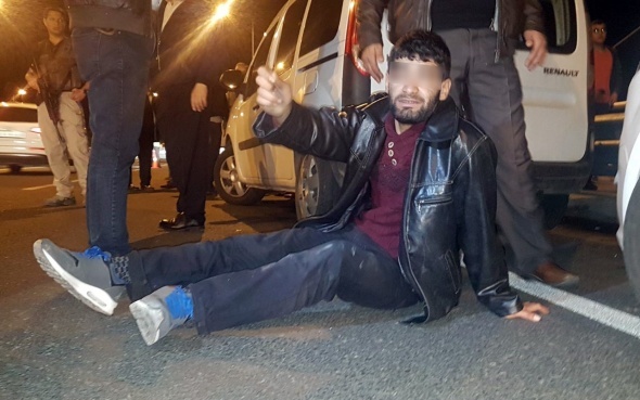 KÃ¶prÃ¼de intihara kalkÄ±ÅtÄ±, Emniyet MÃ¼dÃ¼rÃ¼ vazgeÃ§irdi