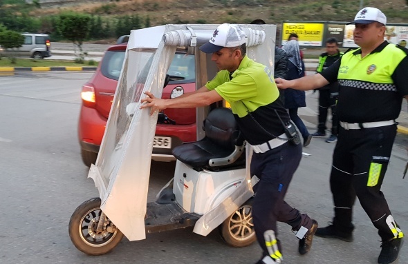 Engelli vatandaÅ elektrikli aracÄ±yla otomobile Ã§arptÄ±