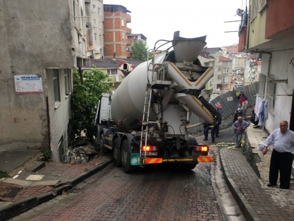 KaÄÄ±thaneâde yokuÅ aÅaÄÄ±ya kayan beton mikseri evin duvarÄ±na Ã§arptÄ±