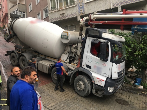 KaÄÄ±thaneâde yokuÅ aÅaÄÄ±ya kayan beton mikseri evin duvarÄ±na Ã§arptÄ±