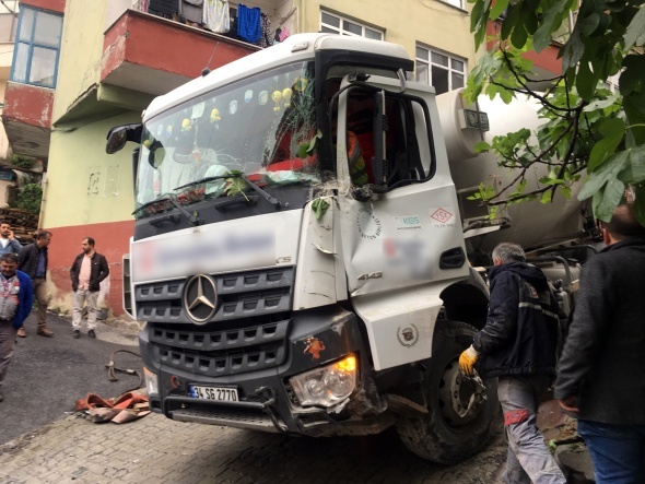 KaÄÄ±thaneâde yokuÅ aÅaÄÄ±ya kayan beton mikseri evin duvarÄ±na Ã§arptÄ±
