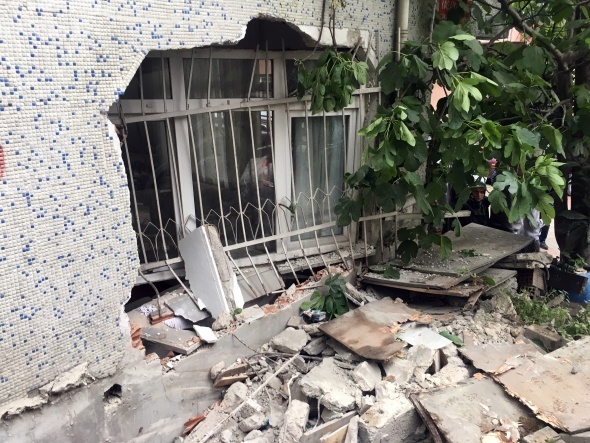 KaÄÄ±thaneâde yokuÅ aÅaÄÄ±ya kayan beton mikseri evin duvarÄ±na Ã§arptÄ±
