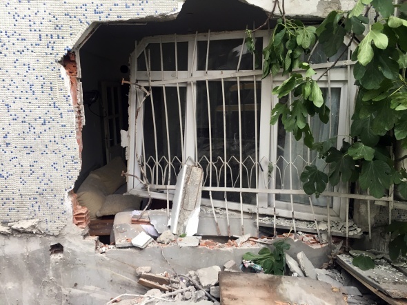 KaÄÄ±thaneâde yokuÅ aÅaÄÄ±ya kayan beton mikseri evin duvarÄ±na Ã§arptÄ±