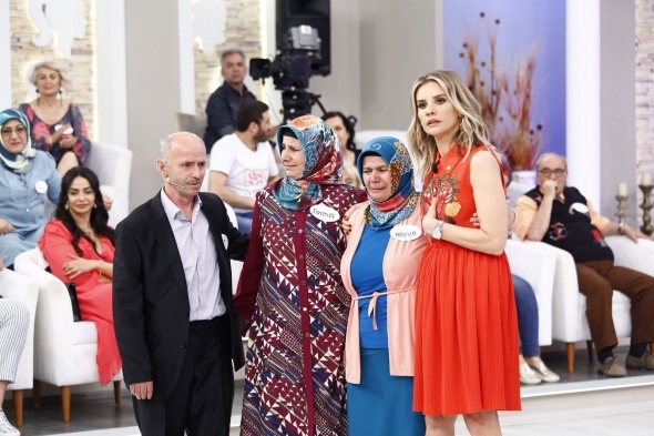 BeÅiktaÅ taraftarÄ±ndan MÃ¼ge AnlÄ±'ya tepki, Esra Erol'a destek