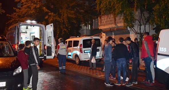 TartÄ±ÅtÄ±ÄÄ± eÅini bÄ±Ã§akla yaralayÄ±p kendini eve kilitledi