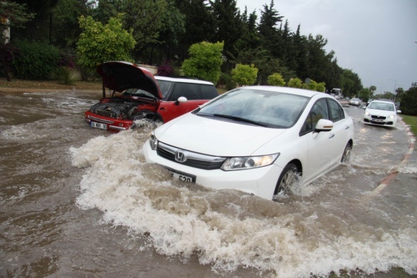 Antalya'da saÄanak yaÄmur caddeleri gÃ¶le Ã§evirdi