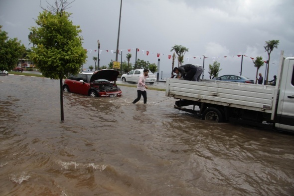 Antalya'da saÄanak yaÄmur caddeleri gÃ¶le Ã§evirdi