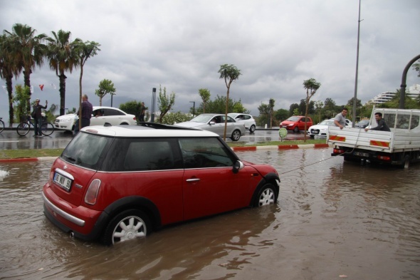 Antalya'da saÄanak yaÄmur caddeleri gÃ¶le Ã§evirdi